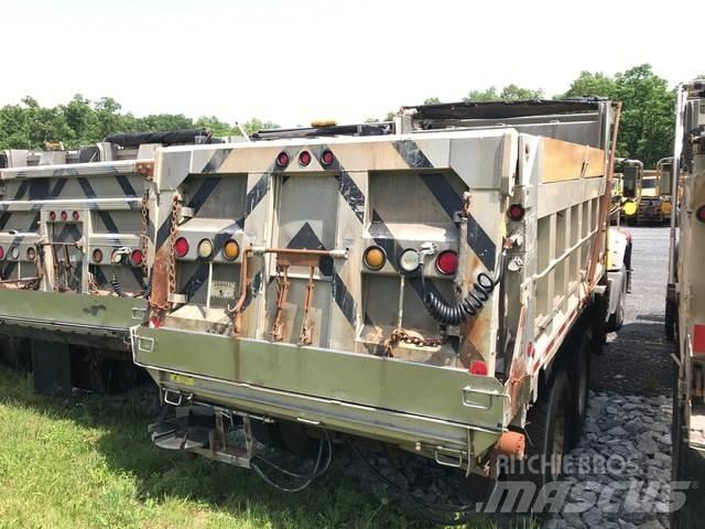 Mack GU713 Schneeschilde und -pflüge
