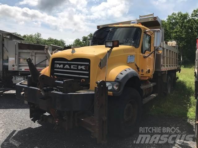 Mack GU713 Schneeschilde und -pflüge