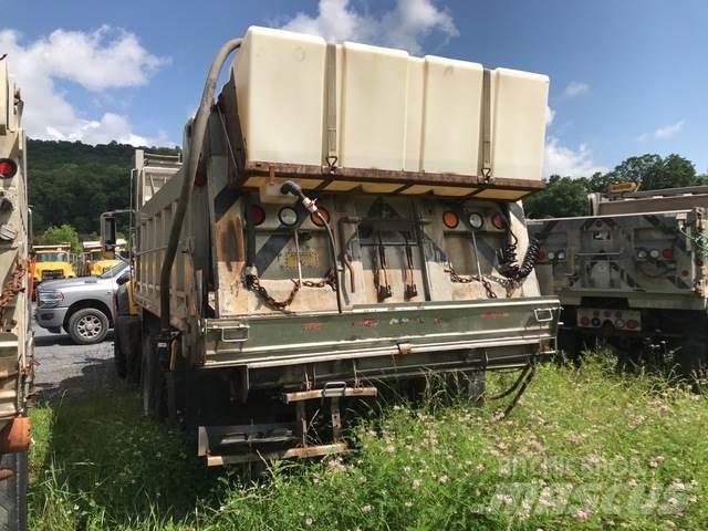 Mack GU713 Schneeschilde und -pflüge