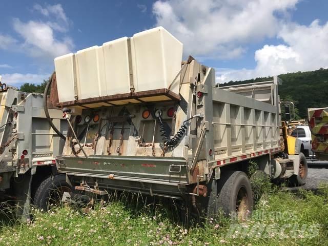 Mack GU713 Schneeschilde und -pflüge