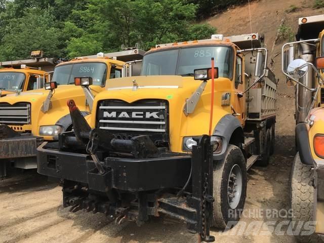 Mack GU713 Schneeschilde und -pflüge