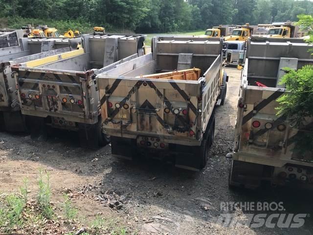 Mack GU713 Schneeschilde und -pflüge