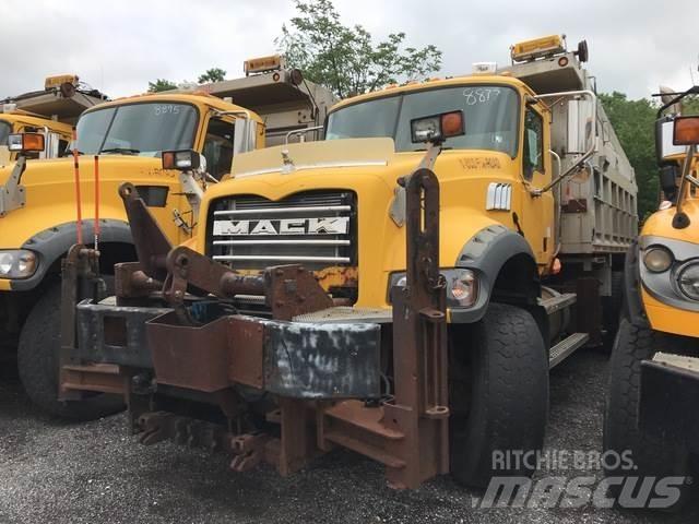Mack GU713 Schneeschilde und -pflüge