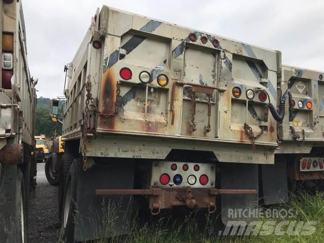 Mack GU713 Schneeschilde und -pflüge