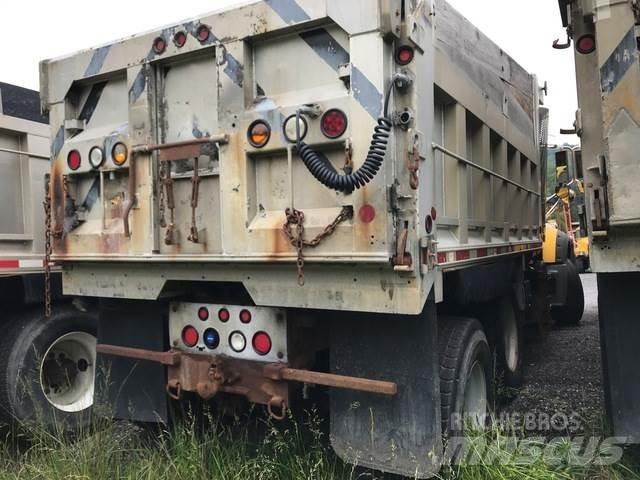 Mack GU713 Schneeschilde und -pflüge