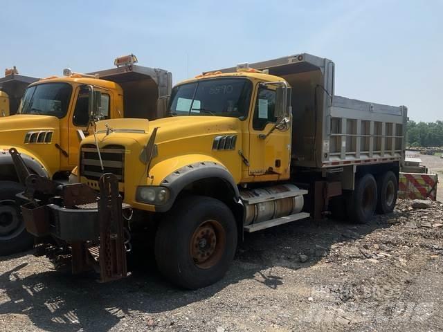 Mack GU713 Schneeschilde und -pflüge