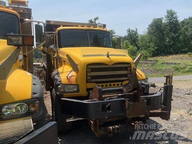 Mack GU713 Schneeschilde und -pflüge
