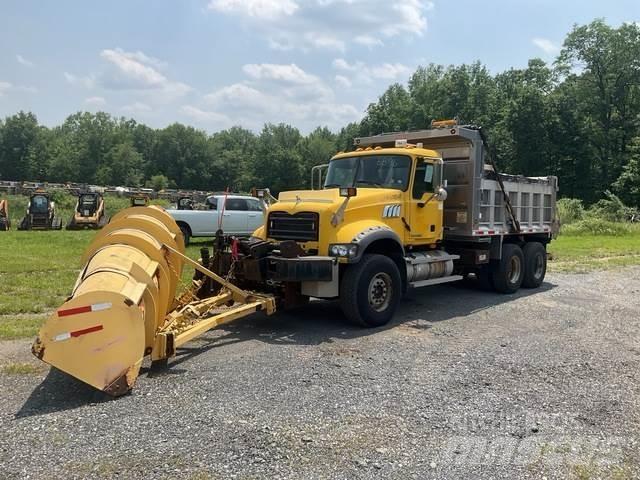 Mack GU713 Schneeschilde und -pflüge