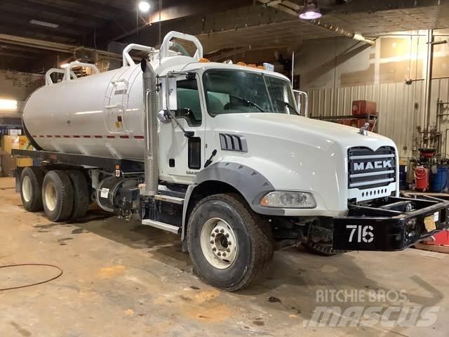 Mack GU813 Tankwagen