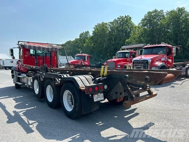 Mack GU813 Kipplader