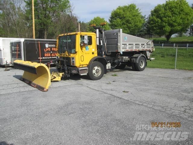 Mack MR690P Schneeschilde und -pflüge