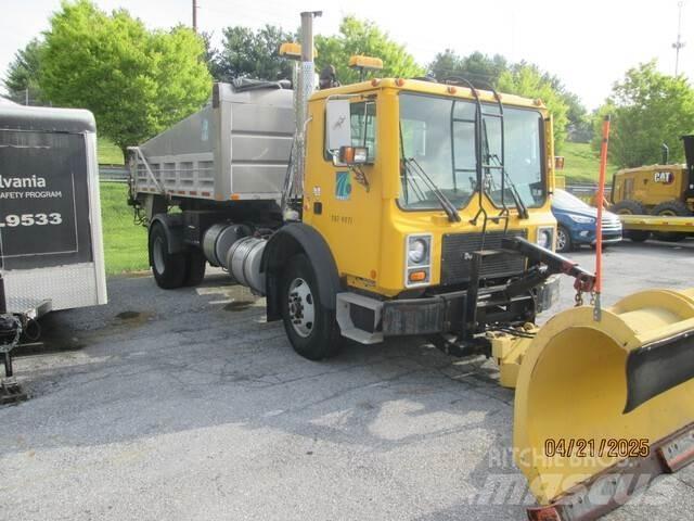 Mack MR690P Schneeschilde und -pflüge