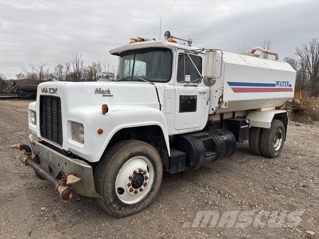 Mack R690T Wassertanker