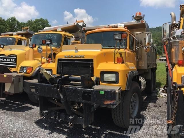 Mack RD600 Schneeschilde und -pflüge