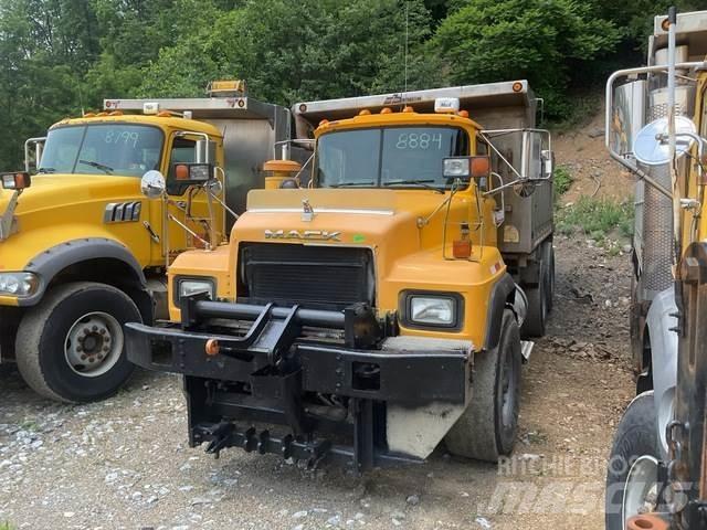Mack RD688S Sand- und Salzstreuer
