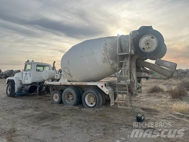 Mack RD690S Andere Fahrzeuge