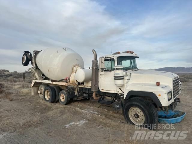 Mack RD690S Andere Fahrzeuge