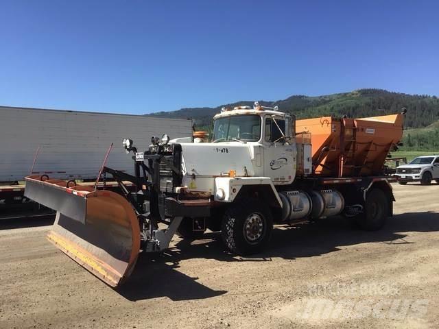 Mack RM6 Schneeschilde und -pflüge