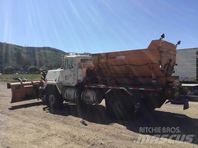 Mack RM6 Schneeschilde und -pflüge