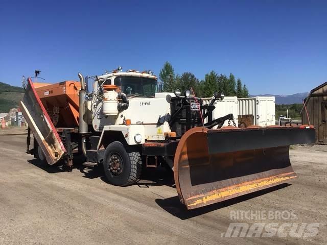 Mack RM6 Schneeschilde und -pflüge