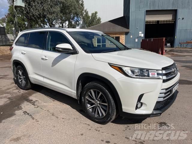 Toyota Kluger PKWs