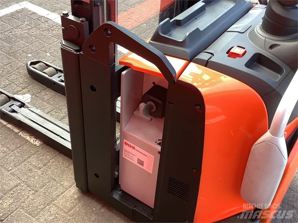 Toyota SPE120L Deichselstapler