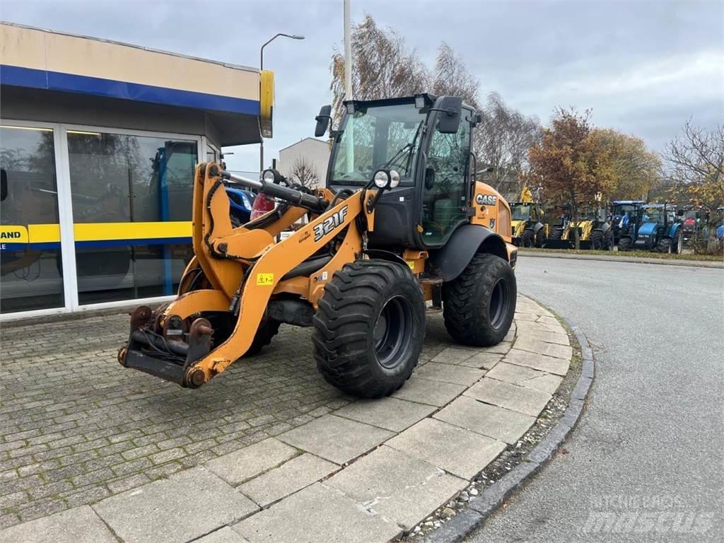 CASE 321F Radlader