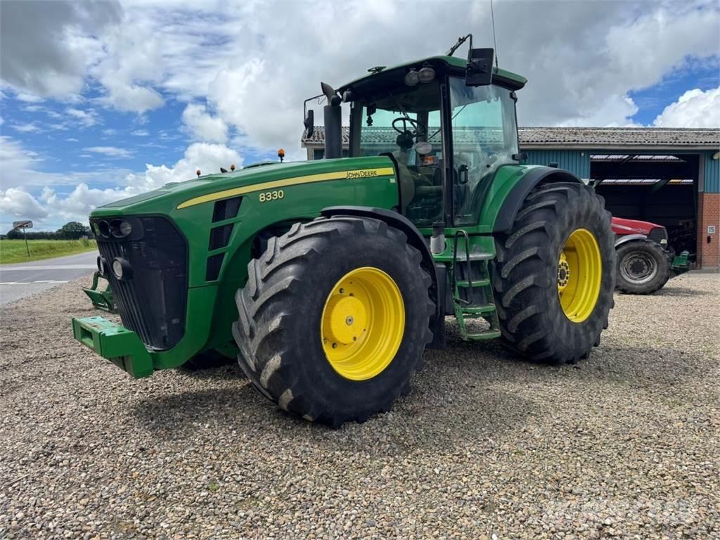 John Deere 8330 Traktoren