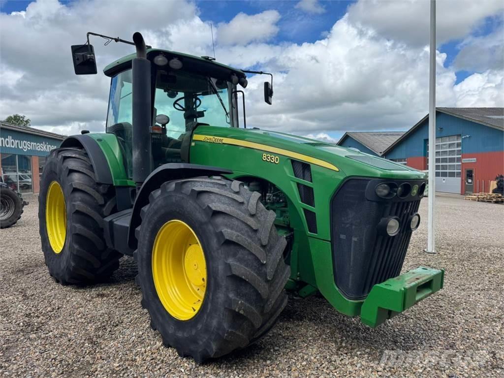 John Deere 8330 Traktoren