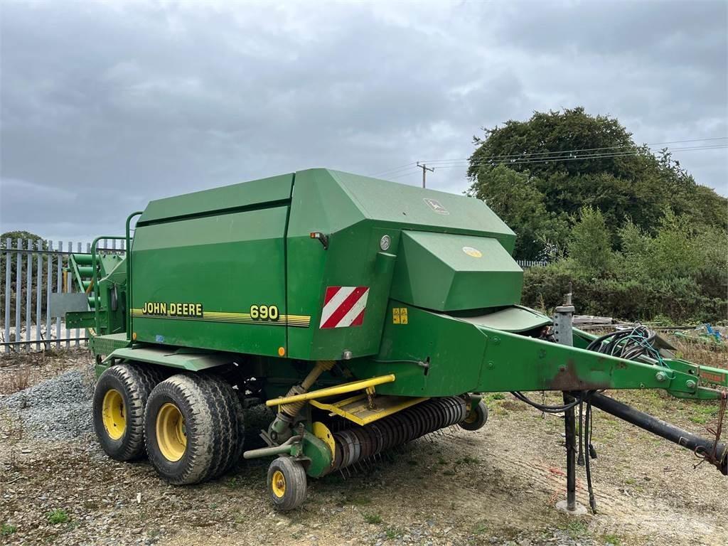 John Deere 690 Quaderpressen