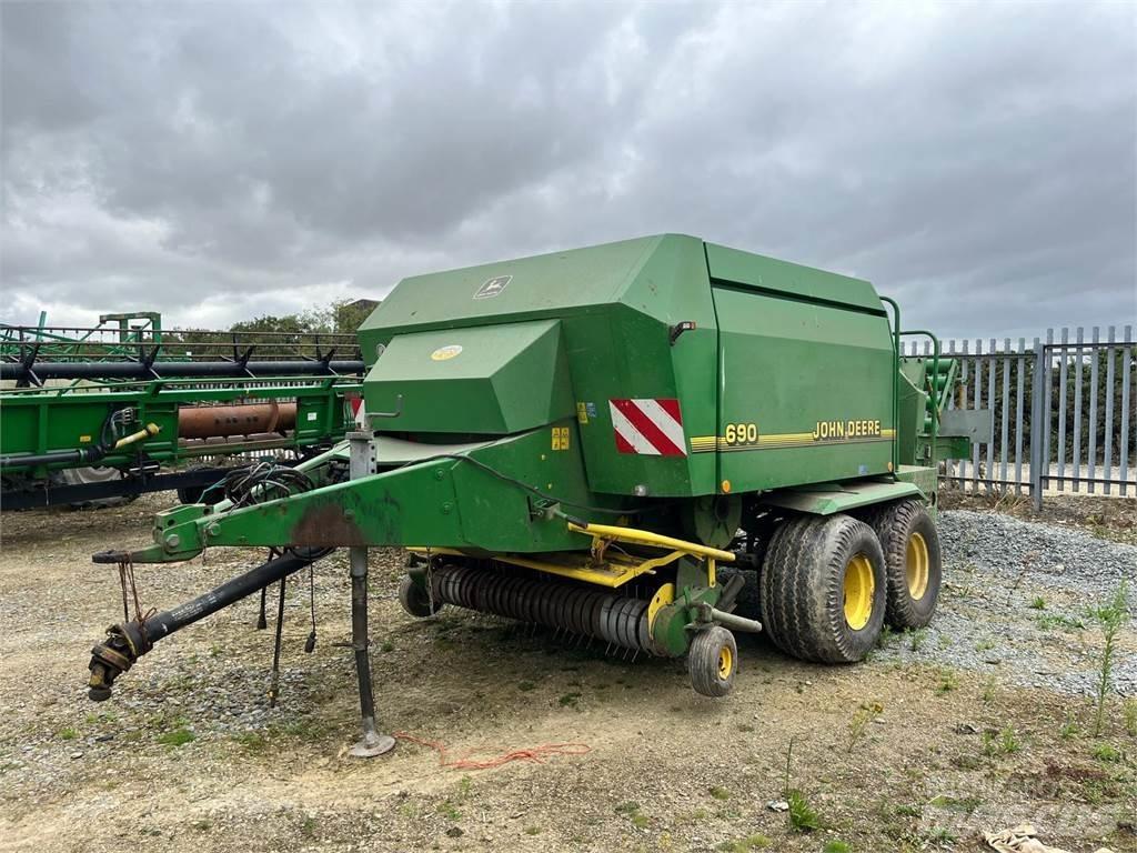 John Deere 690 Quaderpressen