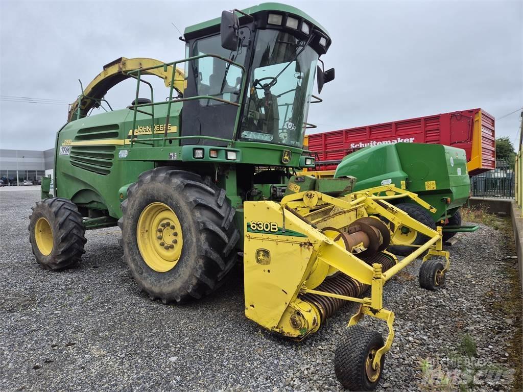 John Deere 7300 Feldhäcksler