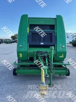 John Deere 854 Rundballenpressen