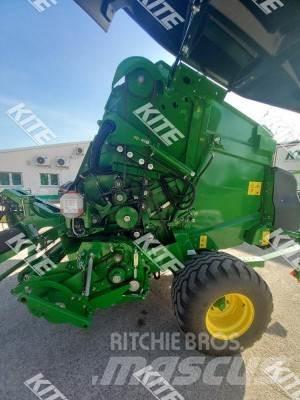 John Deere V451M Rundballenpressen