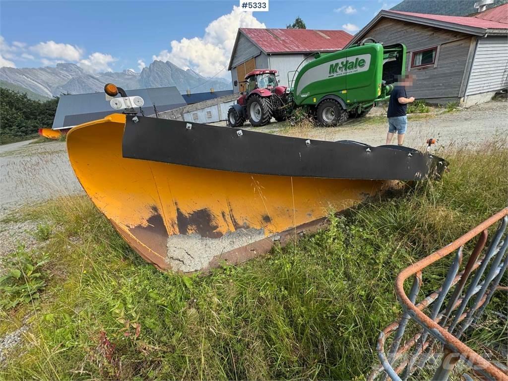 AM Teho 2600 Schneeschilde und -pflüge
