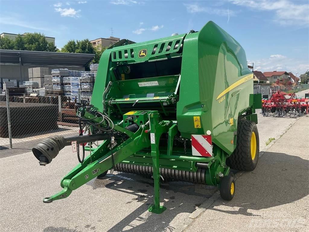 John Deere V451R Rundballenpressen