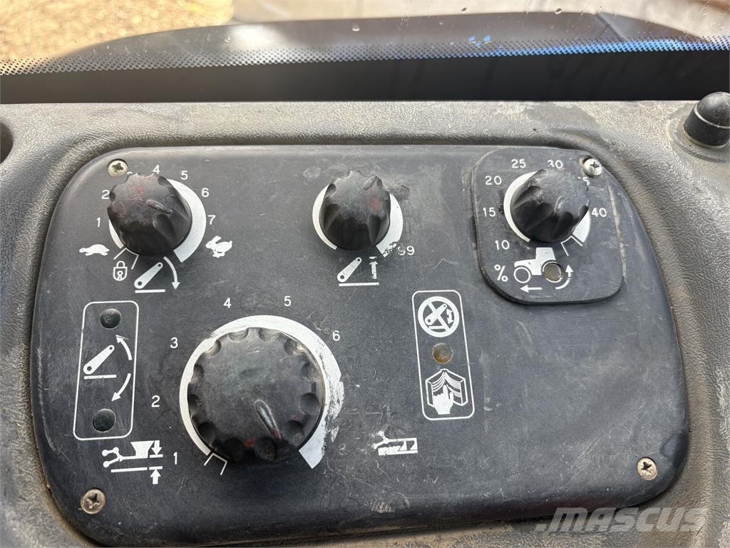 New Holland TS115 Traktoren