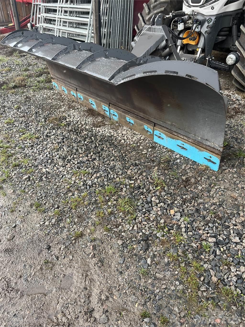 Holms 320 Schneeschilde und -pflüge