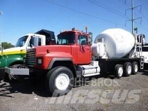 Mack RD690S Andere Fahrzeuge