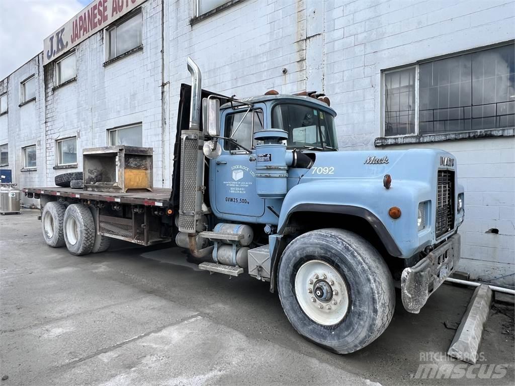 Mack RD690S Arbeitsfahrzeuge