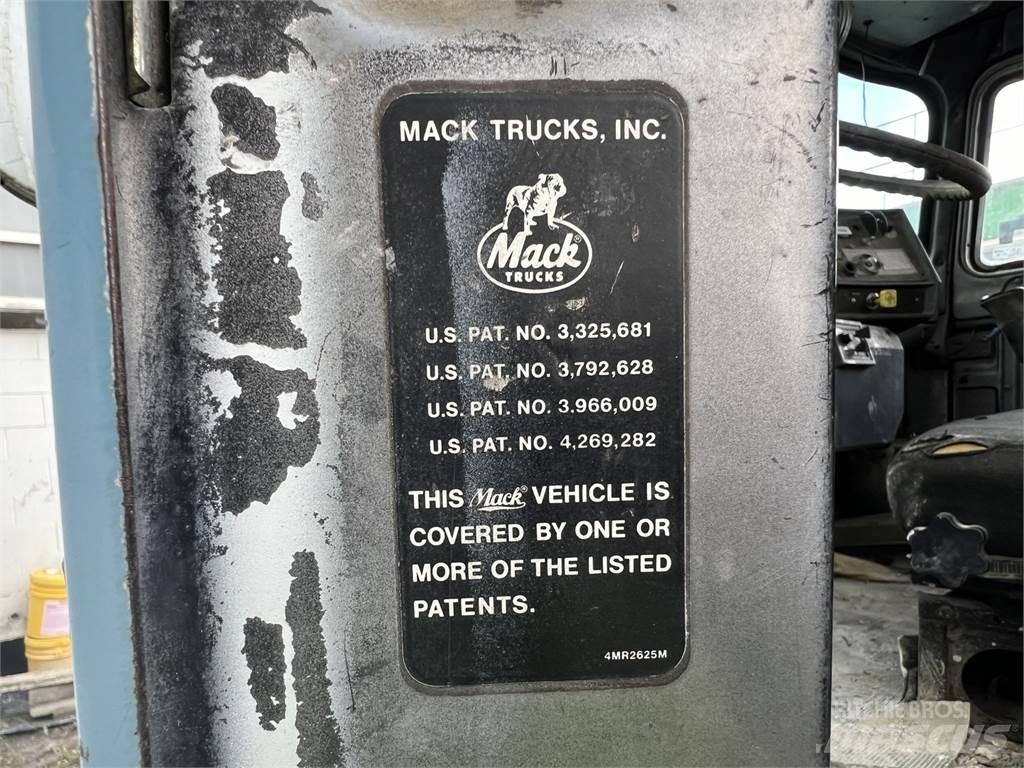 Mack RD690S Arbeitsfahrzeuge