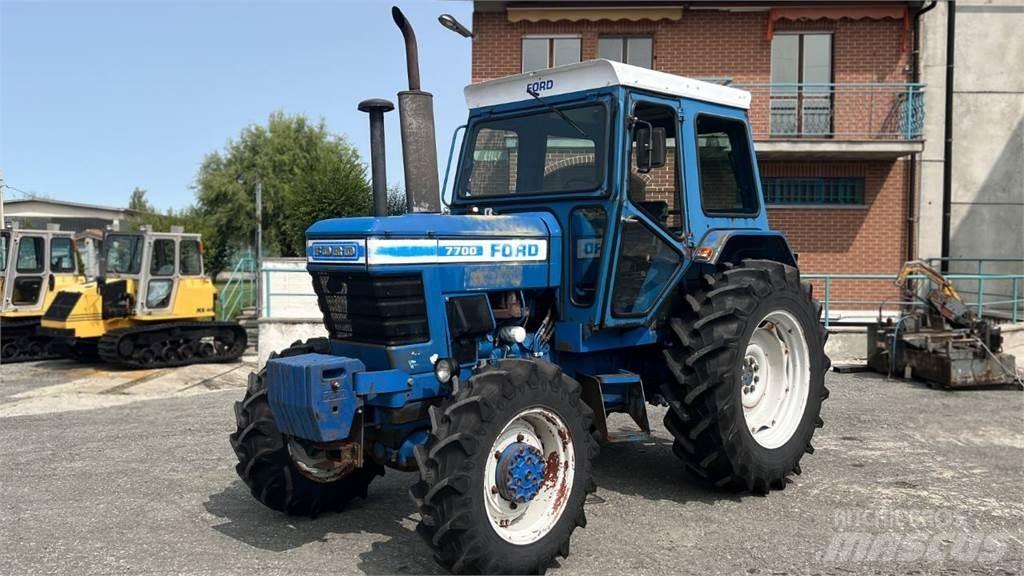 Ford 7700 4X4 Schneeschilde und -pflüge