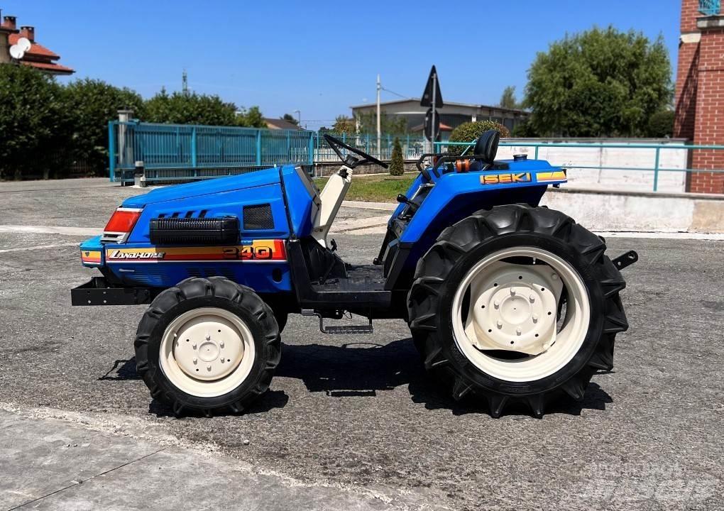 Iseki 240 4x4 Schneeschilde und -pflüge