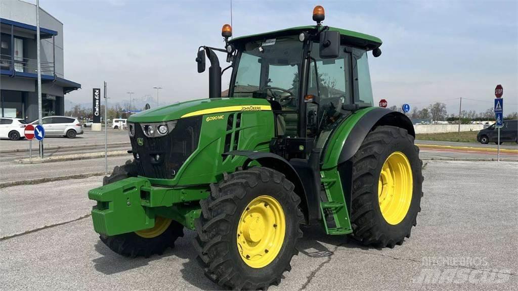 John Deere 6090MC 4X4 Schneeschilde und -pflüge