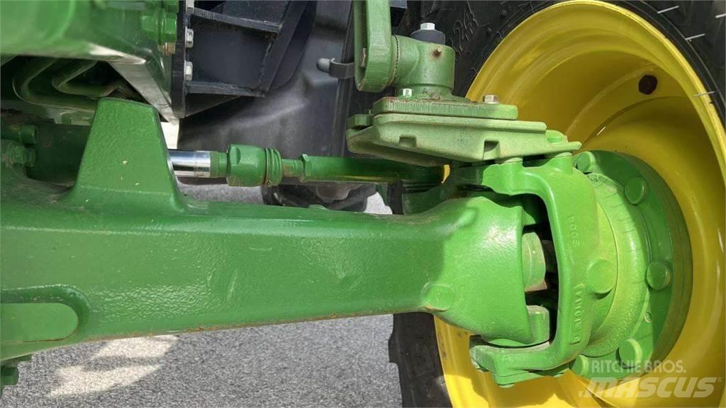 John Deere 6090MC 4X4 Schneeschilde und -pflüge