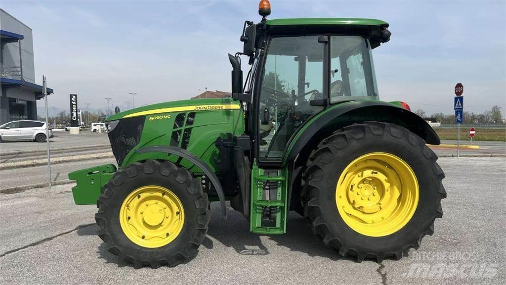 John Deere 6090MC 4X4 Schneeschilde und -pflüge