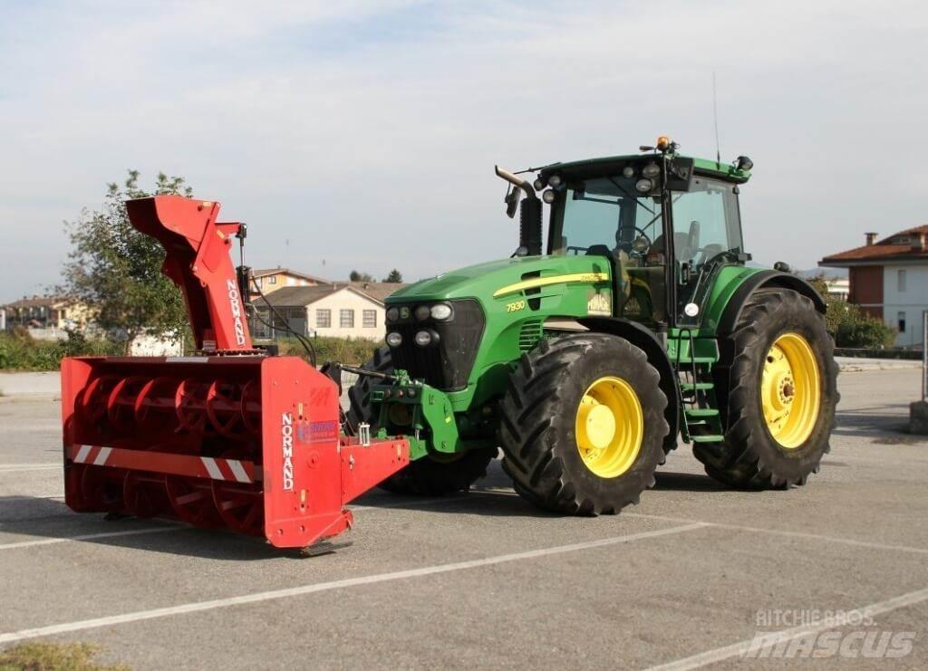 John Deere 7930 4X4 Schneeschilde und -pflüge