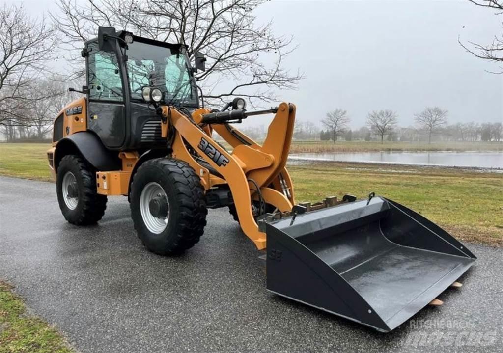 CASE 321F Radlader