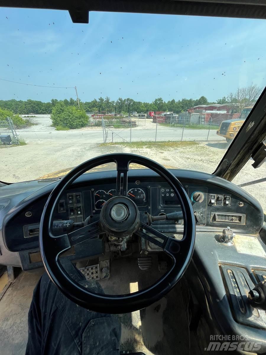 CAT 735 Dumper - Knickgelenk