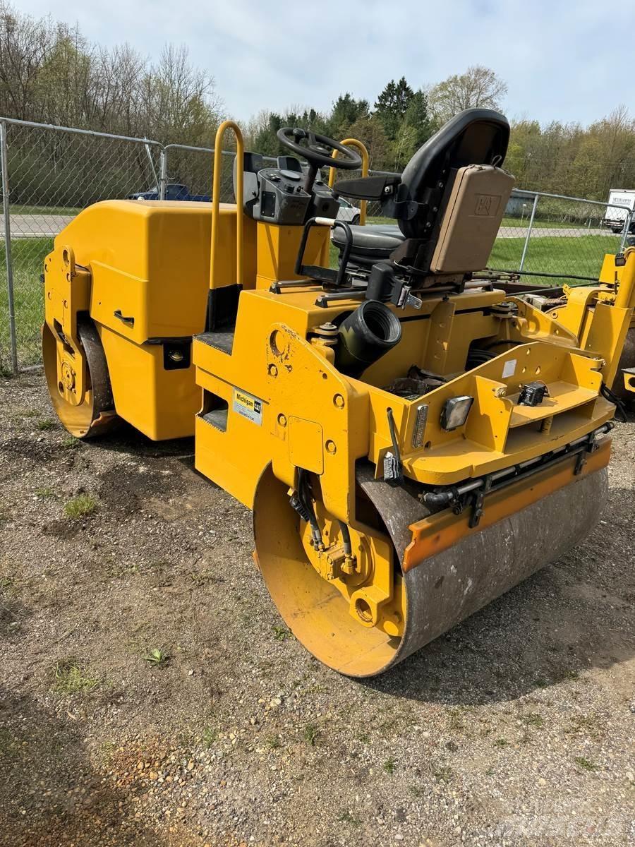 CAT CB34 Strassenfertiger